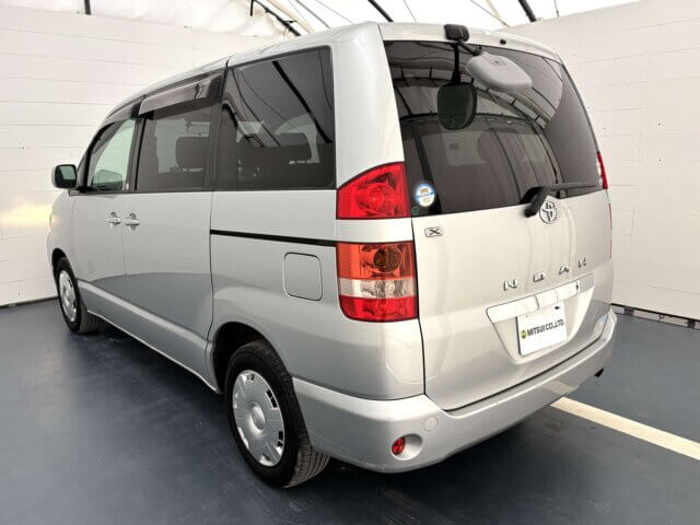 2001 TOYOTA NOAH